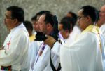2011年10月25日，小爱德华多·瓦斯奎兹神父在基达帕万市为被杀害的意大利传教士福斯托·波普斯神父拍摄葬礼弥撒视频。Mindanews文件照片由Keith Bacongco拍摄